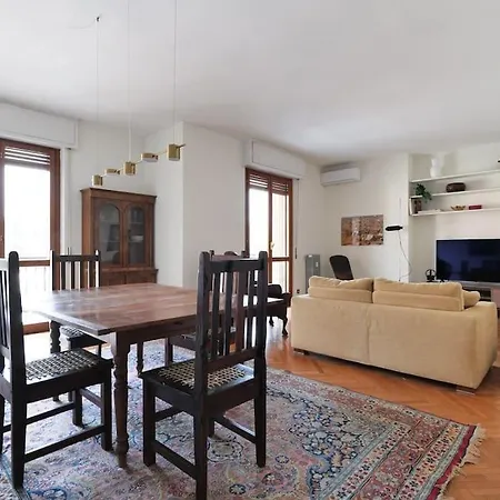 Elegante E Spazioso Zona Solari